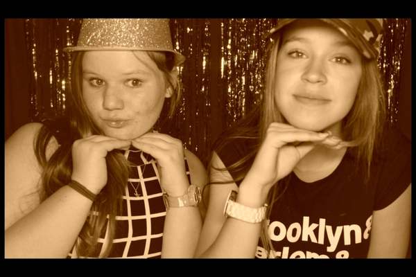 Sepia Photobooth girls